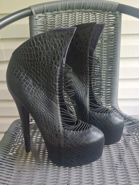 London Trash Women's Black Croc-Embossed Leather High Heel Platform Boots. NEW